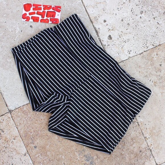 Black & White Exercise Short Stretch Pants by Heart & Hips - Picture 6 of 11